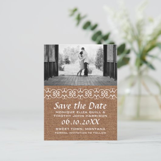 Rustieke Calligraphic Faux Burlap Save the Date Aankondigingskaart (Staand voorkant)