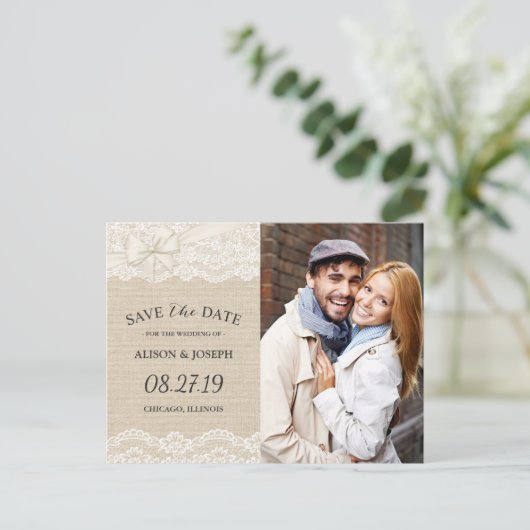 Rustieke Chique Ivory Burlap Lace Save the Date Fo Aankondigingskaart (Staand voorkant)