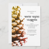 Rustieke dennenappel op witte bosrijke winterzonne kaart (Voorkant)