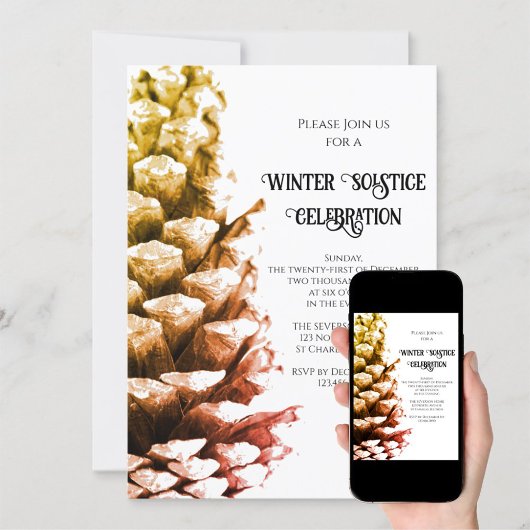 Rustieke dennenappel op witte bosrijke winterzonne kaart