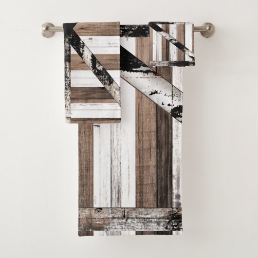 Rustieke deur van verschillende houtsoorten wit en bad handdoek (Insitu)