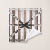 Rustieke deur van verschillende houtsoorten wit en bad handdoek (Wasdoekje)