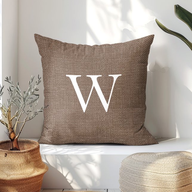 Rustieke diep bruine namaak jute monogram kussen (Creator heeft geüpload)