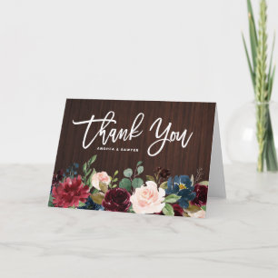 Rustieke donkere houten bordeauxrode herfstbloemen bedankkaart