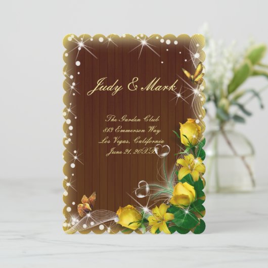 Rustieke donkere houten gele bloem vlinder bruilof kaart (Staand voorkant)