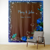 Rustieke donkere houten trouwachtergrond met blauw wandkleed (In situ)