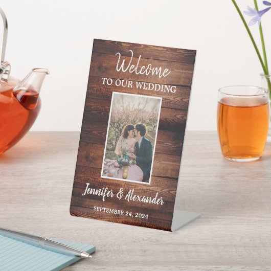Rustieke donkere schuur hout Welkom trouwfoto Reclamebord Met Voetstuk (Insitu)