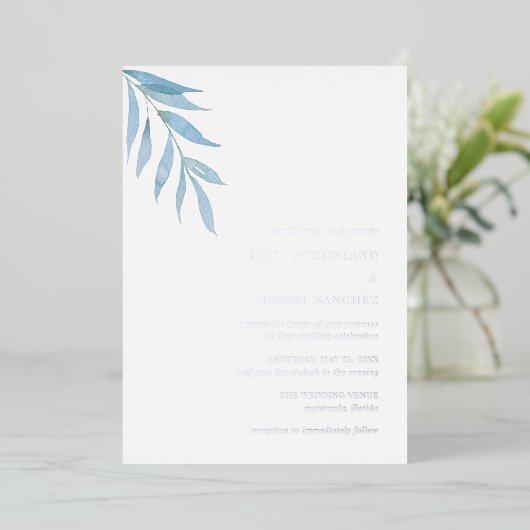 Rustieke Dusty Blue Botanical Elegant Wedding Folie Uitnodiging (Staand Voorkant)