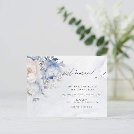 Rustieke Dusty Blue Floral bruiloft aankondiging Briefkaart (Staand voorkant)