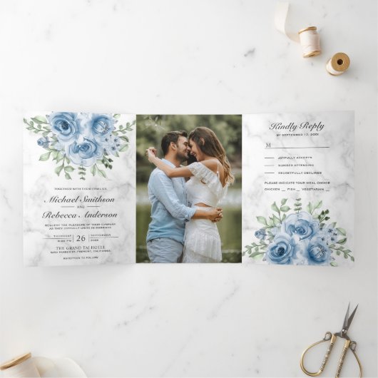Rustieke Dusty Blue Rozen Foto White Marble Weddin Drieluik Uitnodiging (Binnen)