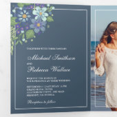 Rustieke Dusty Blue Waterverf Bloemen Foto Huwelij Drieluik Uitnodiging (Binnenzijde eerst)