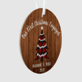 Rustieke Eerste Kerstverloofde Foto & Plaid Ornament (voorkant)