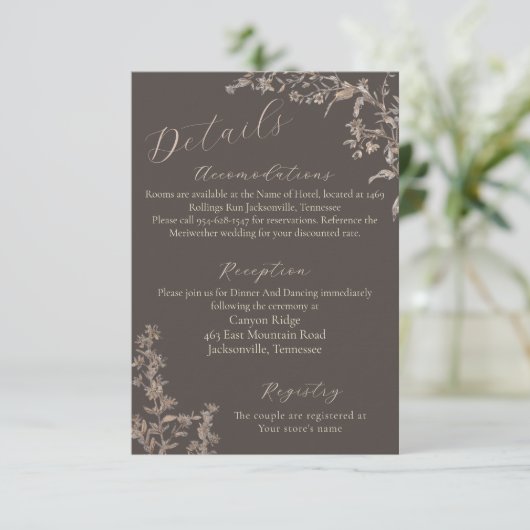 Rustieke Elegante Mocha Script Wilde Bloemen Trouw Informatiekaartje (Staand voorkant)