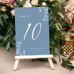Rustieke Elegante Stoffige Blauwe Wildbloemen Boho Kaart<br><div class="desc">Dit elegante maar rustieke ontwerp van het huwelijkslijstnummer kenmerkt een mooie stoffige blauwe kleurenachtergrond met hand-getrokken wilde bloemen en elegante typografie in wit. Het ontwerp is aan beide zijden hetzelfde. Bekijk ons Rustic Wildflower collectie voor het coördineren van items.</div>