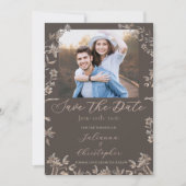 Rustieke Elegante Wilde Bloemen Mocha Script Foto Save The Date (Voorkant)