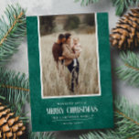 Rustieke Emerald Green Winter Kerstfoto Feestdagenkaart<br><div class="desc">Dit eenvoudige en rustieke vakantieontwerp is voorzien van uw beste portretfoto over een rustieke papieren textuur in smaragdgroene kleur en het woord "Merry Christmas" in scripttekst. Ideaal voor wenskaarten in boerderijstijl. Voeg eenvoudig uw beste foto, uw familienamen en jaar toe met behulp van de sjabloon. Voeg een persoonlijk bericht op...</div>