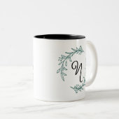 Rustieke Evergreen gepersonaliseerde naam Initiaal Tweekleurige Koffiemok (Voorkant rechts)