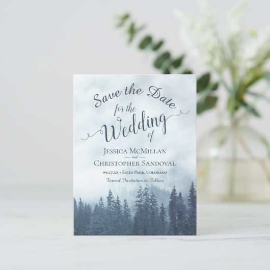 Rustieke Forest Blue Pines Bruiloft Save the Date Aankondigingskaart (Staand voorkant)