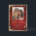 Rustieke foto rood goud plat save the date<br><div class="desc">Stuur deze prachtige foto trouwkaart “Save the Date” naar al je familie en vrienden om hen gracieus uit te nodigen voor jullie speciale gelegenheid. De scharlakenrode rustieke achtergrond heeft zo'n rijke uitstraling. Afgewerkt met namaak goud glitters om de toon te zetten voor romantische en klassieke elegantie. Goud spatjes maken deze...</div>