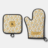 Rustieke Gele Bloemen Monogram Naam Ovenwant & Pannenlap Set (Voorkant)
