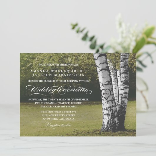 Rustieke gesneden hart berk boom bruiloft uitnodig kaart (Staand voorkant)