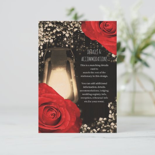 Rustieke gloed lantaarn felrode rozen bruiloft informatiekaartje (Staand voorkant)