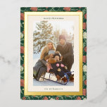 rustieke groene bloemenkerst familiefoto folie feestdagenkaart<br><div class="desc">Stuur uw vakantie groeten met tijdloze elegantie met behulp van deze rustieke rode en groene bloemenkerstfamilie Foto Gold Foil Holiday Kaart. Geïnspireerd door de iconische botanische patronen van William Morris, heeft het ontwerp weelderige groene bloemen met een rustieke charme, die een klassieke touch aan uw familiefoto toevoegen. Personaliseer met uw...</div>