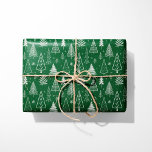 Rustieke groene en witte kerstbomen cadeaupapier<br><div class="desc">Dit feestelijke papier heeft een reeks grillige,  met de hand getekende kerstbomen in helder wit,  tegen een rijke,  diepe bosgroene achtergrond. De speelse mix van design en delicate sneeuwvlokken creëer is een magische,  winterse bosscène die zowel traditioneel als modern aanvoelt.</div>