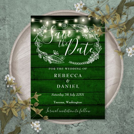 Rustieke groene houten slingerlichten bloemige bru save the date