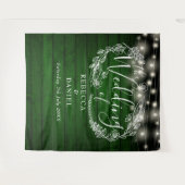 Rustieke groene houten slingerlichten bruiloft ach wandkleed (Voorkant (horizontaal))