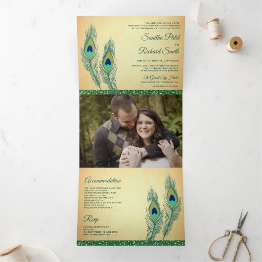 Rustieke Groene Indiase pauw veren bruiloft Drieluik Uitnodiging (Binnen)