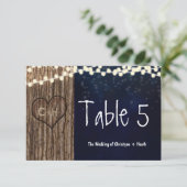 Rustieke hart in boom gekerfd tafelnummerkaart kaart (Staand voorkant)