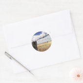 Rustieke hek landschap grasachtige blauwe hemel wo ronde sticker (Envelop)