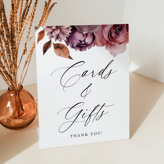 Rustieke herfst bloemenbruiloft kaarten en geschen reclamebord met voetstuk