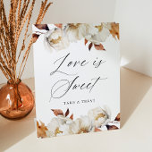 Rustieke herfst bloemenliefde is zoete bruiloft gu reclamebord met voetstuk