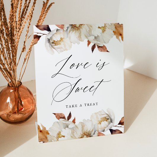 Rustieke herfst bloemenliefde is zoete bruiloft gu reclamebord met voetstuk