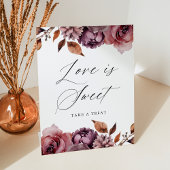 Rustieke herfst bloemenliefde is zoete bruiloft gu reclamebord met voetstuk