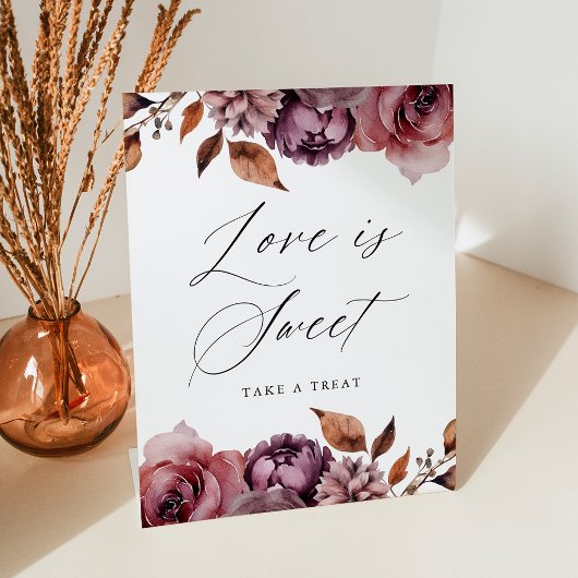 Rustieke herfst bloemenliefde is zoete bruiloft gu reclamebord met voetstuk