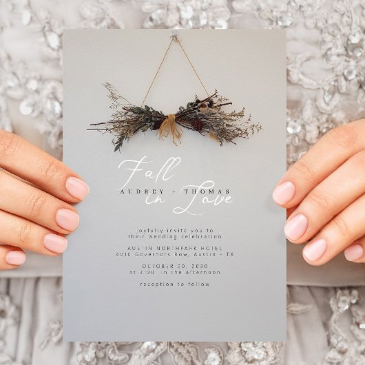 Rustieke herfst bruiloft uitnodiging met gedroogde