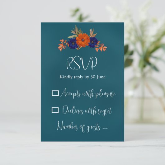 Rustieke Herfst Oranje Navy Blue Floral Wedding RSVP Kaartje (Staand voorkant)
