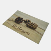 Rustieke Herfst Pinecones op hout met aangepaste n Deurmat (Schuin)