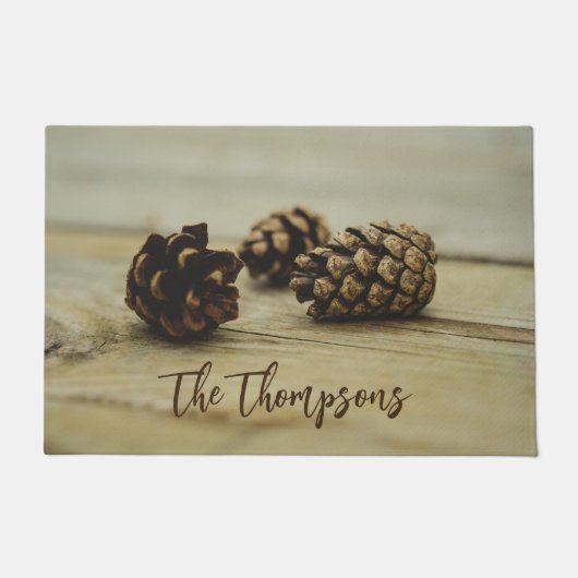 Rustieke Herfst Pinecones op hout met aangepaste n Deurmat (Voorkant)