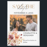 Rustieke Herfst Save The Date Wedding Magneet<br><div class="desc">De rustieke Herfst Save the Date Wedding Magnet is een charmante en verfijnde keuze voor het aankondigen van uw bruiloft in echte herfststijl. Met een verlovingen fotosjabloon waarmee u een persoonlijke, gedenkwaardige foto kunt delen, combineert deze magneet elegante typografie met een prachtig waterverf bloemstuk in warme herfst tinten. Dit doordachte...</div>