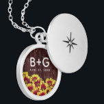 Rustieke herfst Zonnebloemen op hek Bruiloft Locket Ketting<br><div class="desc">Voeg een aanraking van  charme toe aan uw speciale dag met deze bloemen-themed bruiloft met een herfst-bloeiende medaille van levendige,  tweetalige minikonenbloemen op een weersnede. Voeg de initialen van newlyweds en de trouwdatum toe. Een groot hoopje voor rustige en herfstbruiloft thema's! Ontwerp © W.H. Sim. Zie meer op zazzle.com/expressionsoccasions</div>