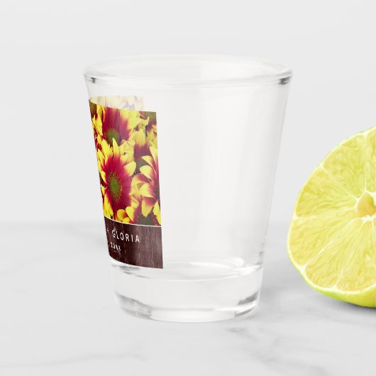 Rustieke herfst Zonnebloemen op hek Bruiloft Shot Glas (Rechts)