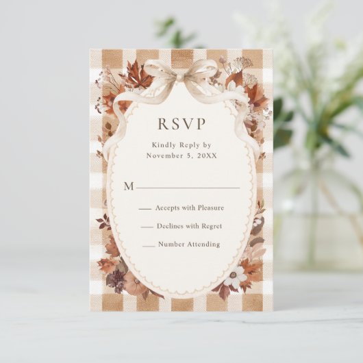 Rustieke Herfstbladeren Geruite Bruiloft RSVP Kaartje (Staand voorkant)