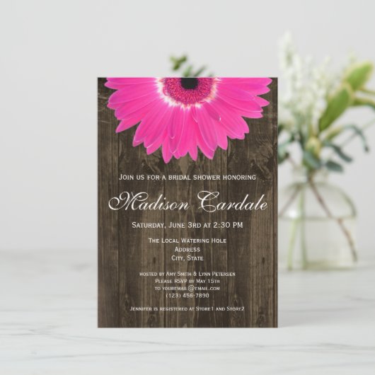 Rustieke Hete Roze Daisy Bruidsdouche Uitnodiging (Staand voorkant)