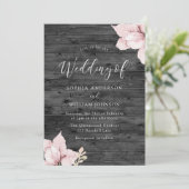 Rustieke hout blush bloemen bruiloft uitnodiging (Staand voorkant)
