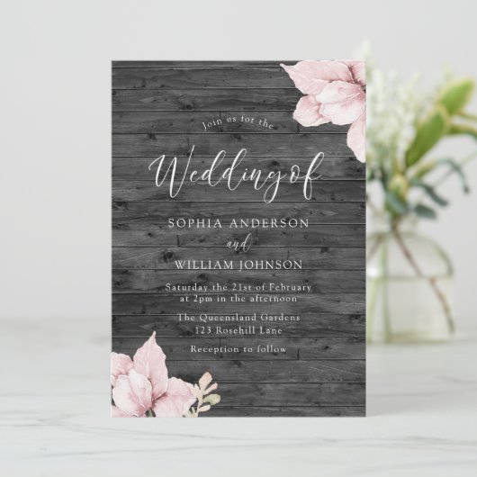 Rustieke hout blush bloemen bruiloft uitnodiging (Staand voorkant)