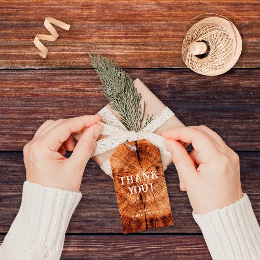 Rustieke houten boomstam monogram huwelijksdankjew cadeaulabel